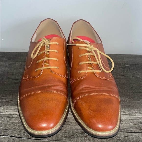 Classic Brown Leather Oxfords with Cap Toe and Lace-Up Closure - Picture 3 of 7